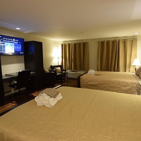 The Lion Inn & Suites Chetwynd Buitenkant foto