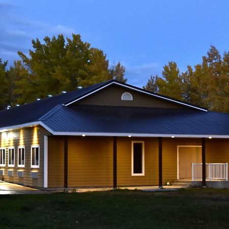 The Lion Inn & Suites Chetwynd Buitenkant foto