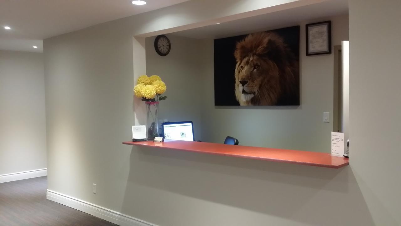The Lion Inn & Suites Chetwynd Buitenkant foto