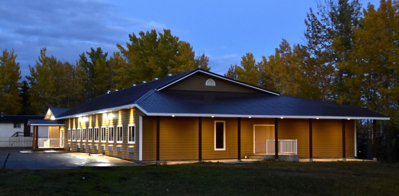 The Lion Inn & Suites Chetwynd Buitenkant foto