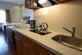 The Lion Inn & Suites Chetwynd Buitenkant foto